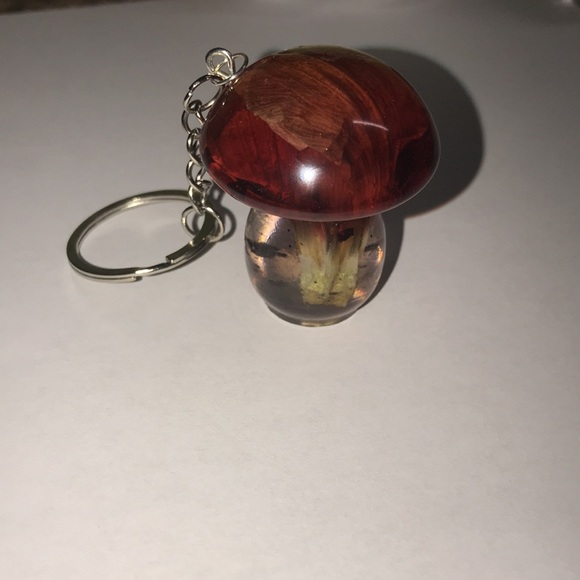 Mini Mushroom 🍄 Keychain with flower petals - Picture 3 of 4